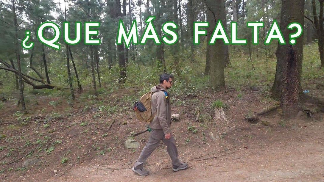 Diego preparando mochila con equipo de campo para expedición de 40 kilómetros