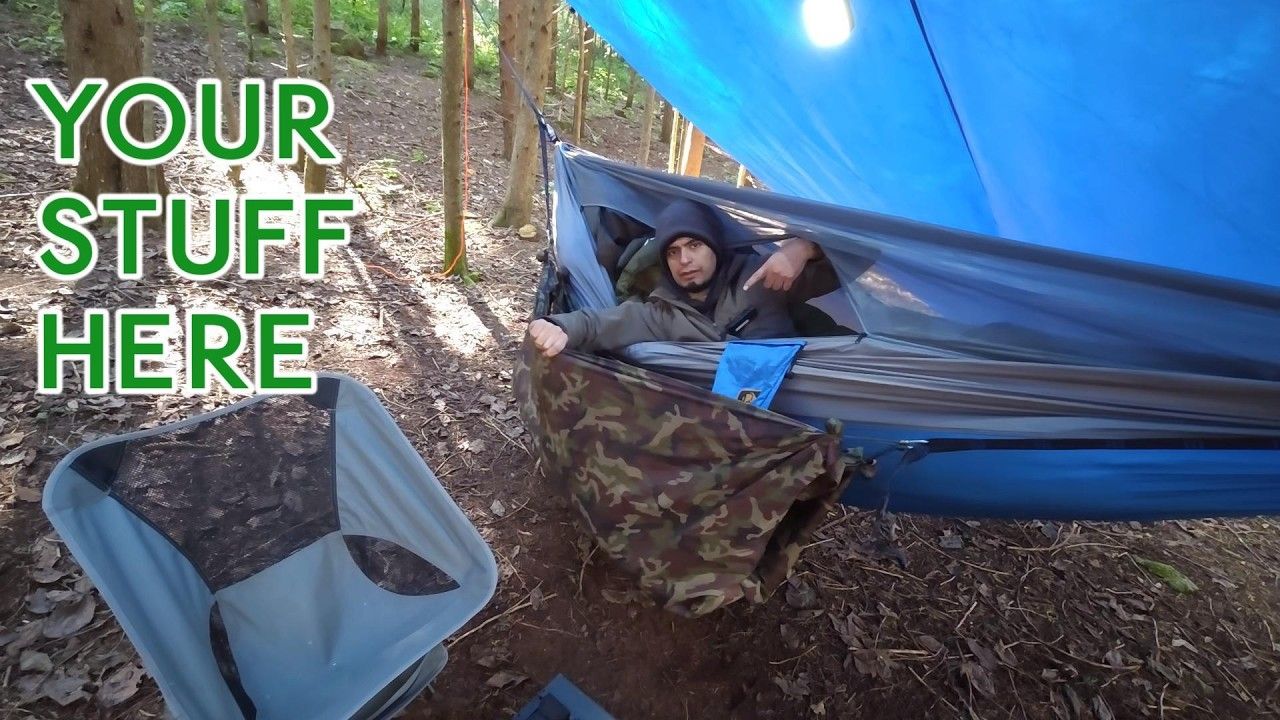 Hamaca DD azul suspendida entre pinos en bosque mexicano, setup de solo camping